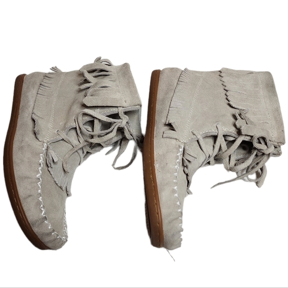 Softmoc grey moccasin fringe booties. - Picture 11 of 17